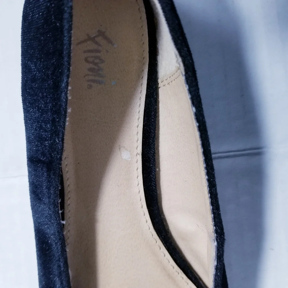 FIONI BLACK VELVET FLATS SIZE 7 WIDE